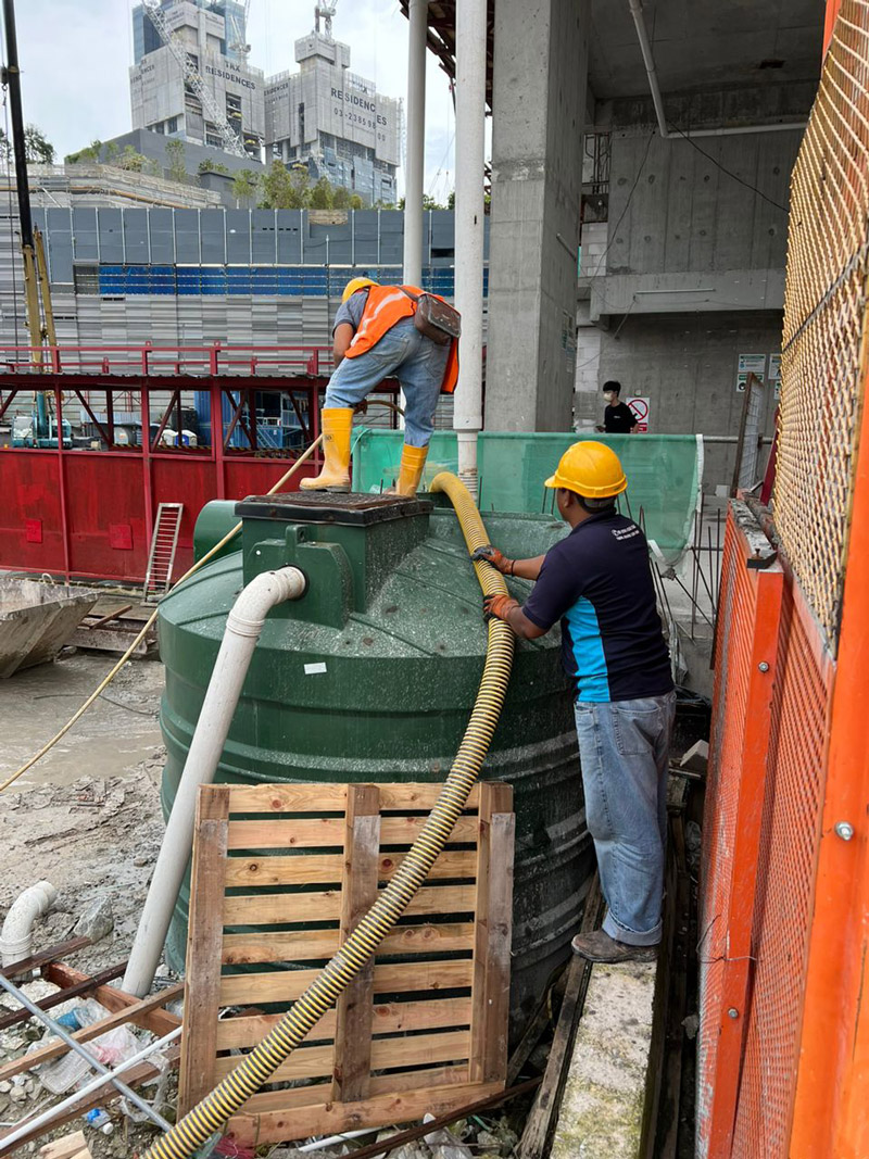 EQool septic tank cleaning crew at work